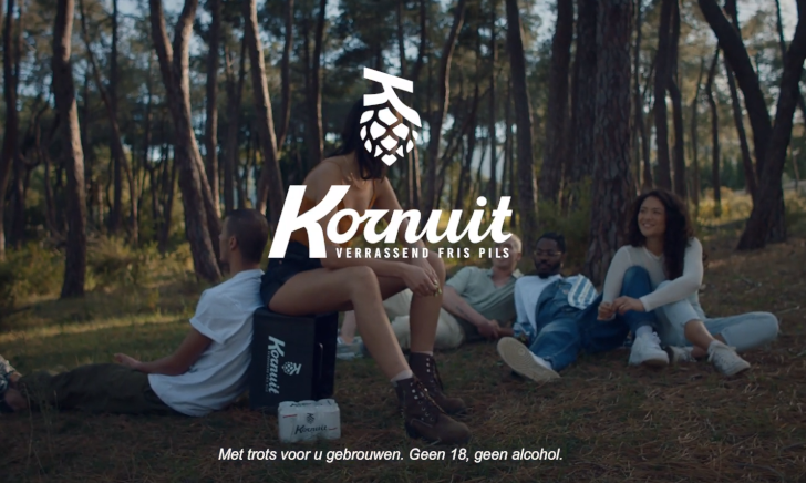 Kornuit, groep vrienden in een cirkel zittend op een krat kornuit